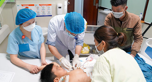 Bệnh nhi được các bác sĩ thăm khám sau phẫu thuật. Ảnh: BVCC