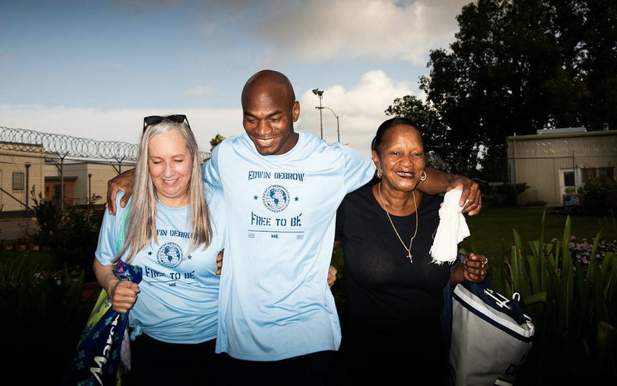 Edwin (giữa) khoác vai mẹ và cô giáo cũ rời khỏi nhà tù sau khi được thả tự do năm 2019. Edwin (giữa) khoác vai mẹ và cô giáo cũ rời khỏi nhà tù sau khi được thả tự do năm 2019.