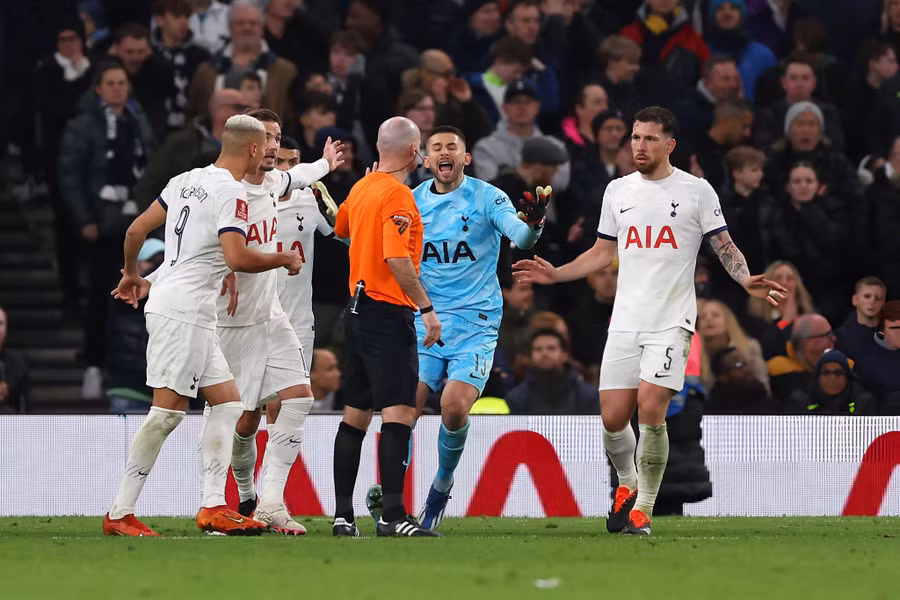 Cầu thủ Tottenham phản đối trọng tài Paul Tierney trong trận gặp Man City vòng 4 FA Cup ngày 21/1. Ảnh: ITN. Cầu thủ Tottenham phản đối trọng tài Paul Tierney trong trận gặp Man City vòng 4 FA Cup ngày 21/1. Ảnh: ITN.