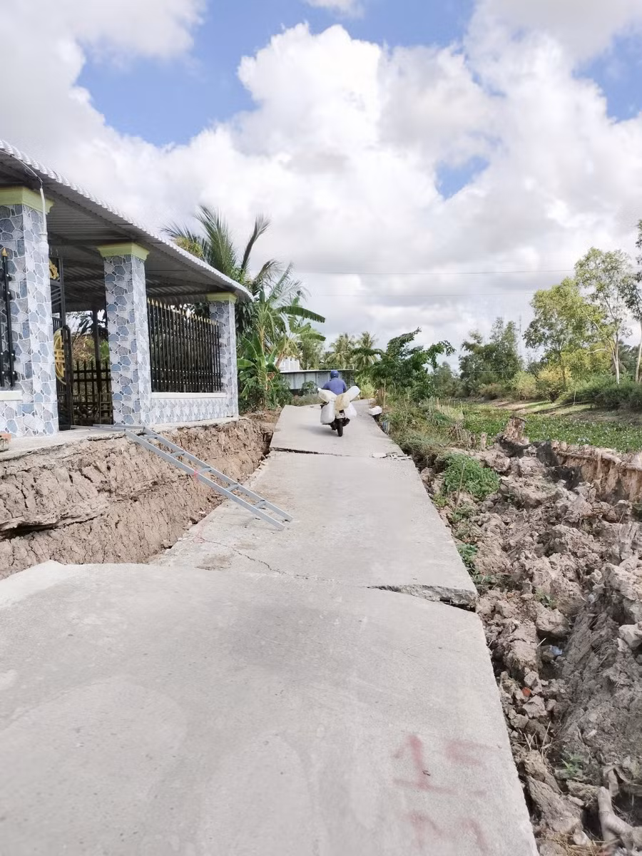 Một tuyến đường trên địa bàn huyện Trần Văn Thời bị sụt lún, sạt lở.