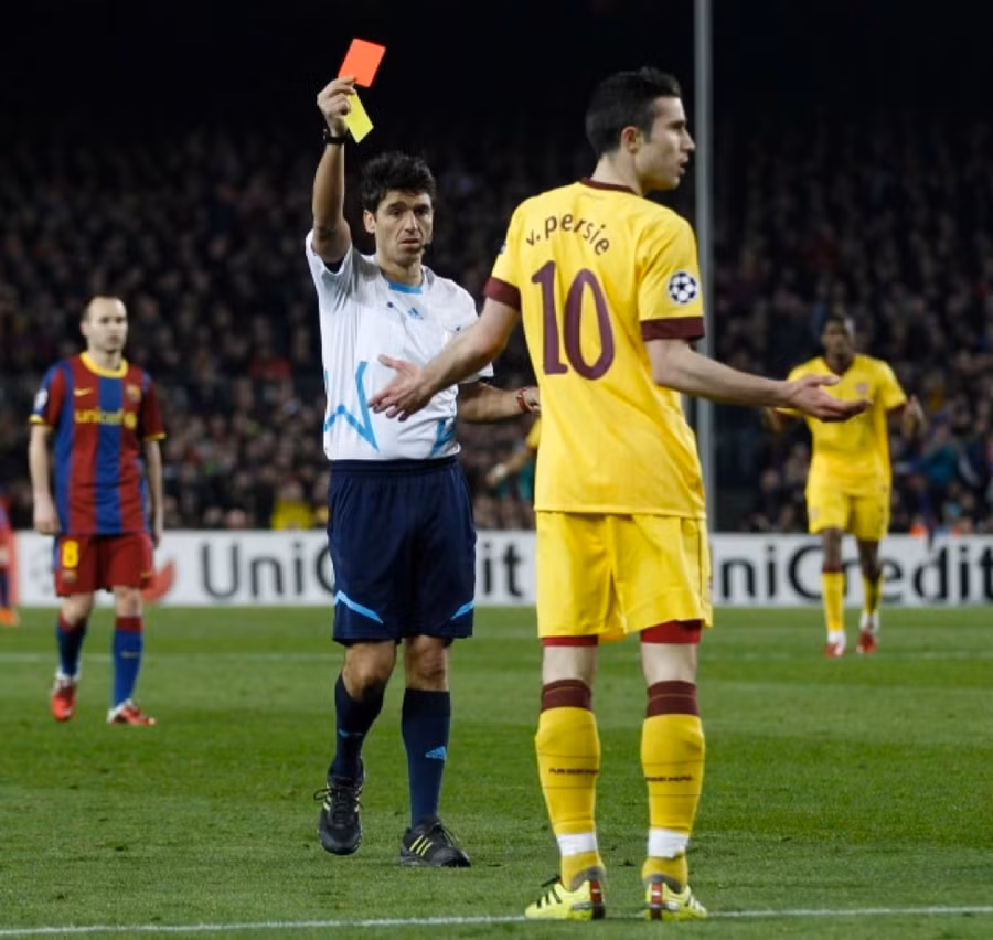 Robin Van Persie bị thẻ đỏ lãng xẹt.