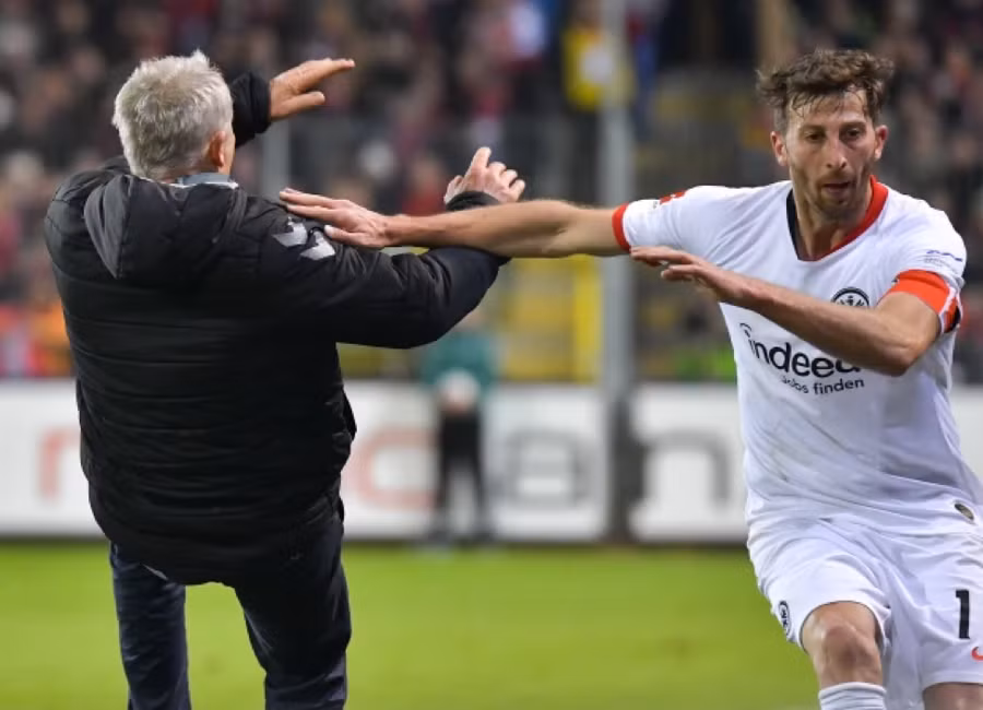 David Abraham gạt ngã huấn luyện viên đối thủ.