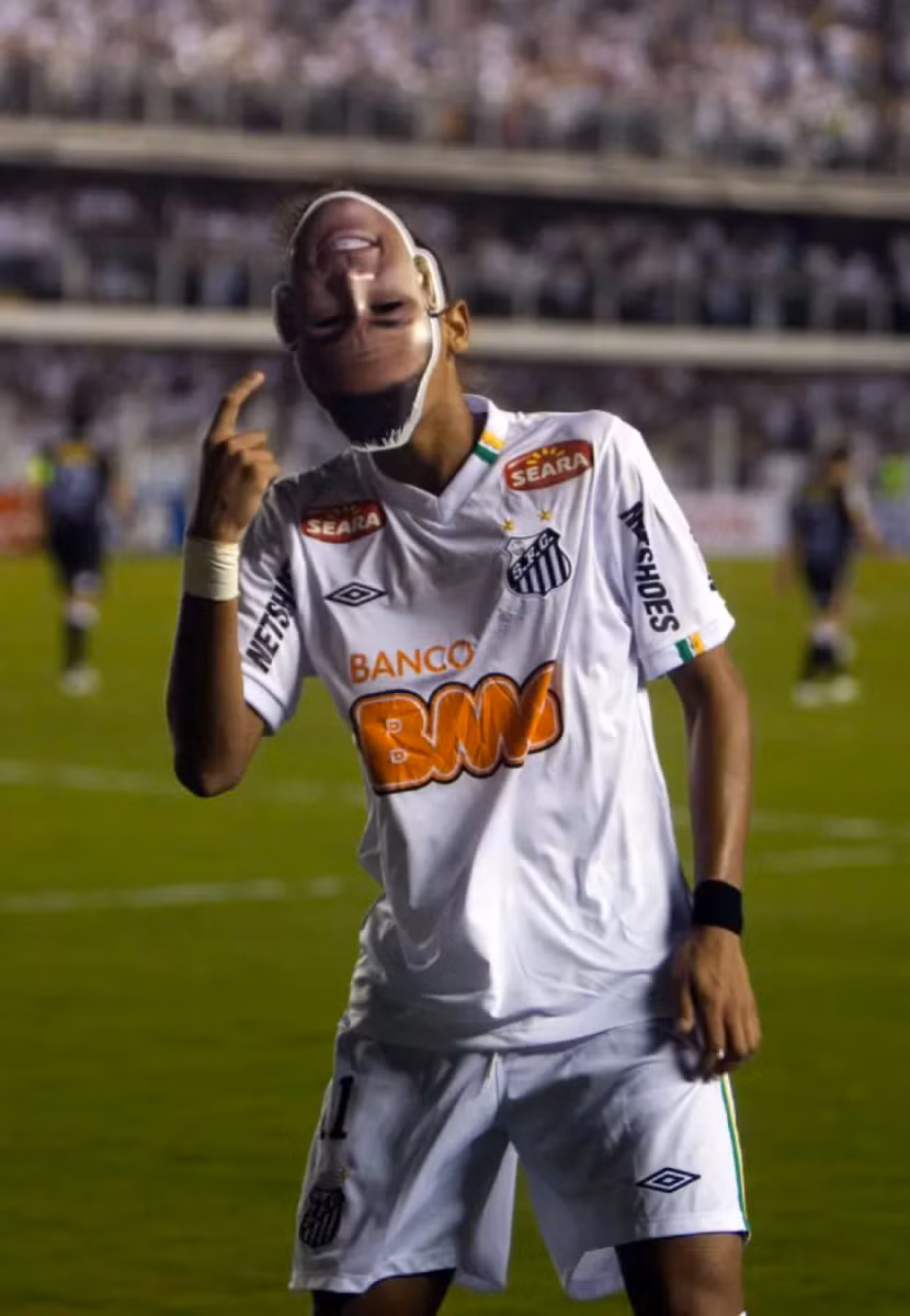 Đeo mặt nạ chính mình ăn mừng bàn thắng Neymar bị truất quyền thi đấu.