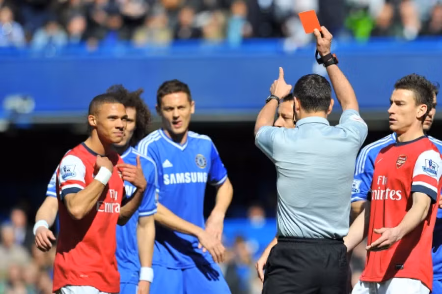 Kieran Gibbs bị thẻ đỏ oan.