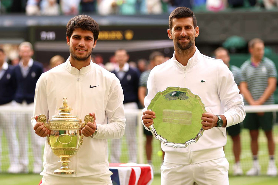 Carlos Alcaraz (bên trái) đánh bại Djokovic trong trận chung kết Wimbledon 2023. Ảnh: INT