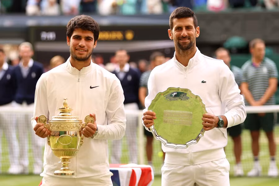 Carlos Alcaraz (bên trái) đánh bại Djokovic trong trận chung kết Wimbledon 2023. Ảnh: INT