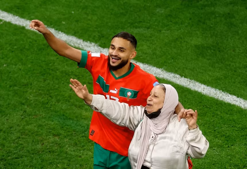 Sofiane Boufal ăn mừng cùng mẹ sau chiến thắng lịch sử của tuyển Ma Rốc tại World Cup 2022. Ảnh: Reuters.