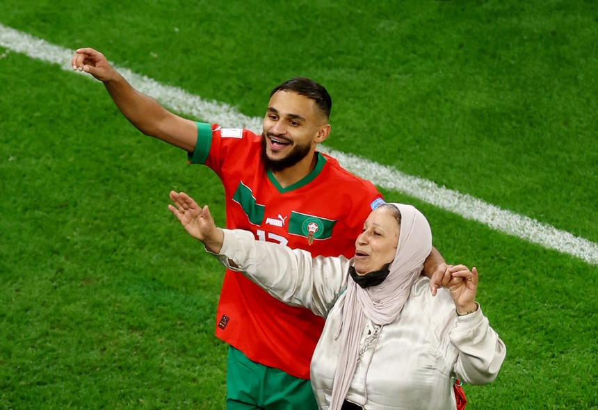 Sofiane Boufal ăn mừng cùng mẹ sau chiến thắng lịch sử của tuyển Ma Rốc tại World Cup 2022. Ảnh: Reuters.