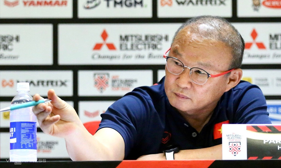 Thầy Park trả lời họp báo trước trận Việt Nam - Indonesia hôm 5/1. Ảnh: VnE. Thầy Park trả lời họp báo trước trận Việt Nam - Indonesia hôm 5/1. Ảnh: VnE.