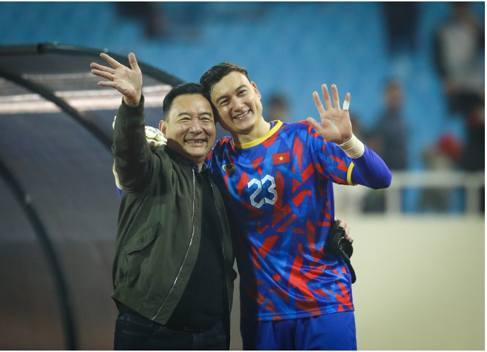 Thủ môn Đặng Văn Lâm ăn mừng cùng bố là ông Đặng Văn Sơn tối 3/1.