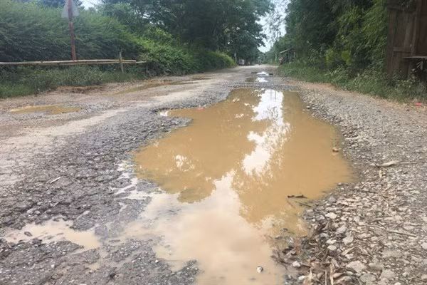 Xe từ các mỏ đá lưu thông với mật độ dày khiến cho mặt đường xuất hiện nhiều ổ gà, ổ voi.