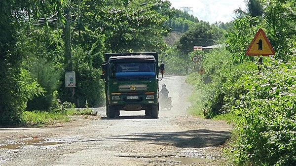 Nhiều xe chở đá có dấu hiệu quá tải trọng lưu thông trên tuyến đường dân sinh.