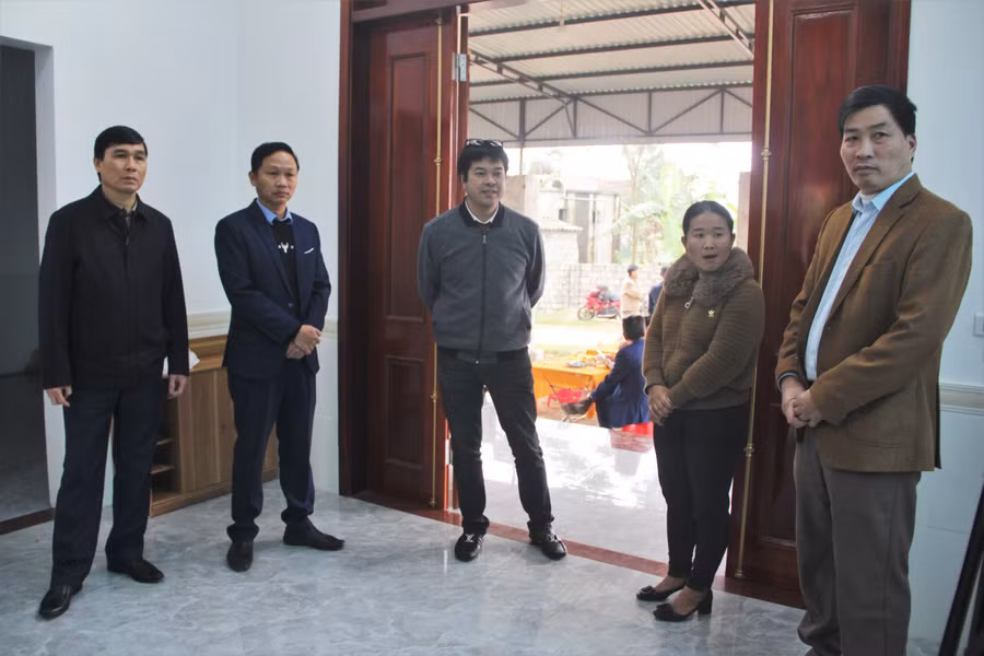 Đại diện Báo GD&amp;TĐ cùng các ban ngành địa phương tham quan ngôi nhà và chúc mừng gia đình chị Nhân.