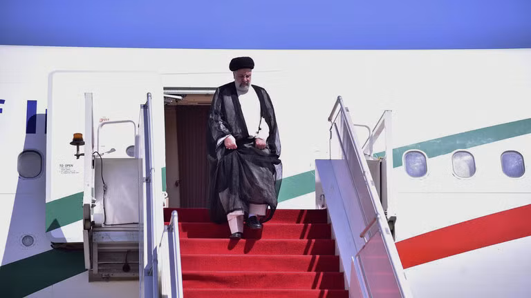 Tổng thống Iran Ebrahim Raisi đến Islamabad, Pakistan, ngày 22/4/2024