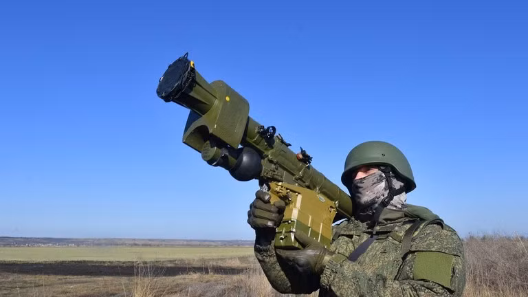 Một quân nhân Nga cầm hệ thống tên lửa đất đối không cầm tay Igla trước khi bắn về phía các vị trí của Ukraine