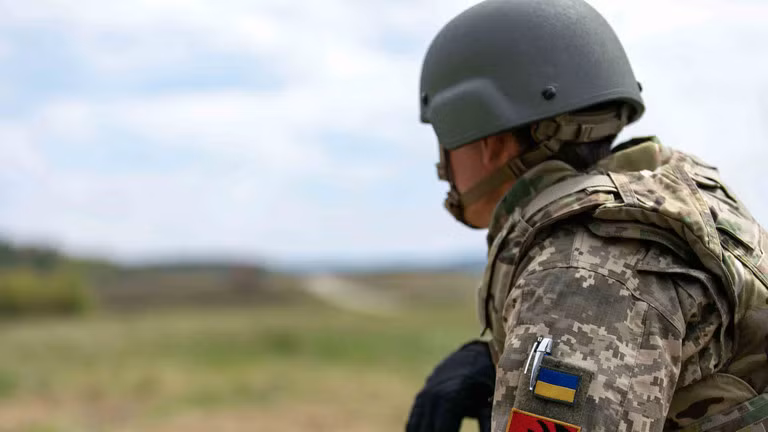 Một người lính Ukraine ngắm nhìn đường chân trời trong cuộc tập trận tại Khu huấn luyện Grafenwoehr, Đức, ngày 3/5/2022