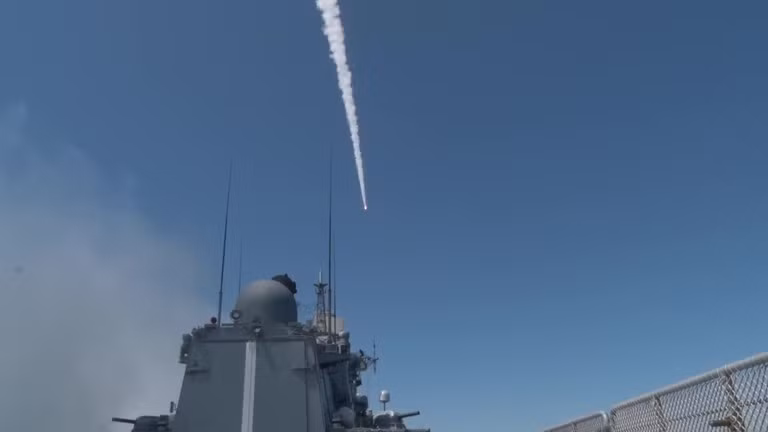 Nga tấn công tên lửa vào một nhà máy lọc dầu và kho nhiên liệu ở Kremenchug, Ukraine, ngày 10/4/2024