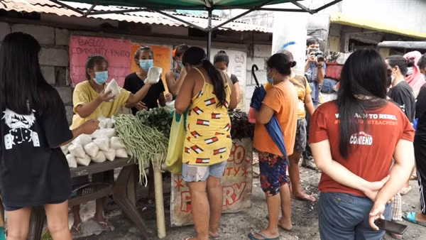 Người nghèo Philippines tự lập bếp từ thiện, đóng góp và chia sẻ thực phẩm cho nhau.