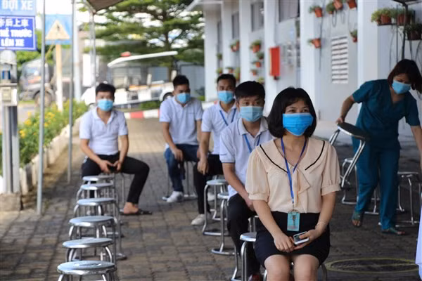 Công nhân nơi tâm dịch chờ lấy mẫu xét nghiệm Covid-19.
