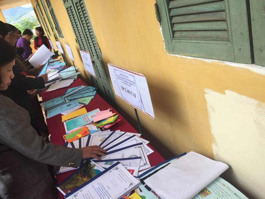 Đại biểu tham quan trưng bày bộ tài liệu