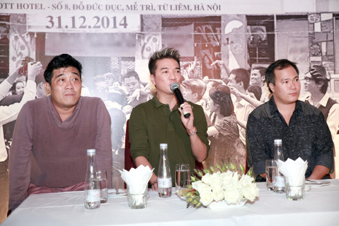 Ê kíp thực hiện liveshow trong buổi họp báo. Ê kíp thực hiện liveshow trong buổi họp báo.