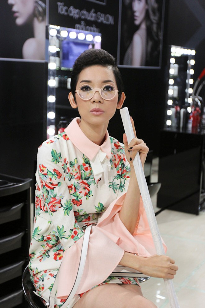Trong tập make-over năm nay, để làm mới không khí chương trình cũng như chỉ cho các bạn người mẫu về tầm quan trọng của một vẻ đẹp hoàn hảo trên sàn diễn: phải đến từ cả trang phục và mái tóc, giám khảo Xuân Lan cũng tập tành thay đổi diện mạo. Xuân Lan thay đổi diện mạo cùng thí sinh Next Top