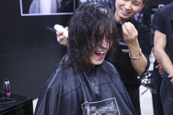 Bên cạnh giám khảo của chương trình, các thí sinh cũng có màn lột xác thú vị với sự hỗ trợ của các chuyên gia. Chàng Việt kiều sở hữu mái tóc dài lãng tử Tấn Khang rất căng thẳng khi mái tóc bị xén ngắn lại. Xuân Lan thay đổi diện mạo cùng thí sinh Next Top