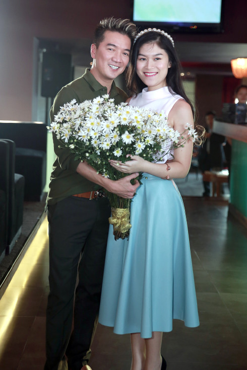 Con gái nuôi Ngọc Thanh Tâm đến chúc mừng Đàm Vĩnh Hưng. Con gái nuôi Ngọc Thanh Tâm đến chúc mừng Đàm Vĩnh Hưng.