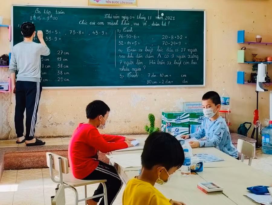 Dù trong khu cách ly nhưng các thầy cô vẫn có nhiều cách làm để học sinh vừa được chơi, vừa được học mà không bị nhàm chán.