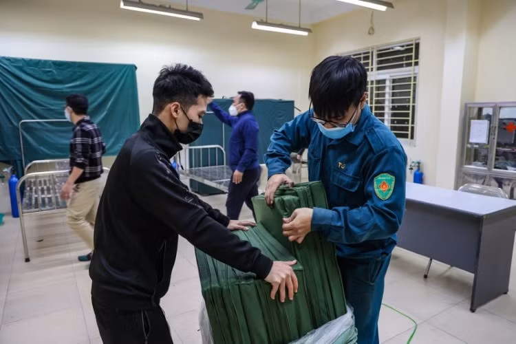 Trạm y tế lưu động tại địa chỉ số 9 phố Hai Bà Trưng (phường Tràng Tiền, quận Hoàn Kiếm). Ảnh: Thế Đại.