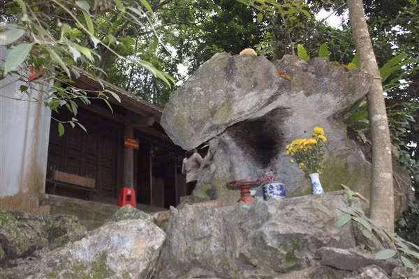 Hàm Long – một biểu tượng thiêng của núi Đuổm.