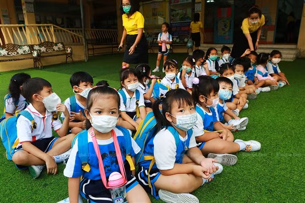 Học sinh Thái Lan trở lại trường học.