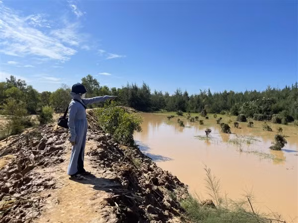 Chính quyền địa phương đã múc đất bên trong bãi chứa thải để gia cố tạm thời bờ bao sau mỗi mùa mưa bão.