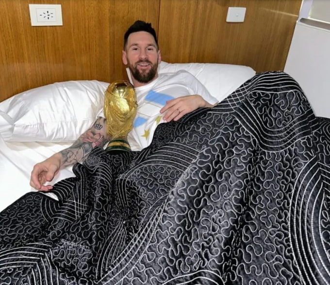 Messi hạnh phúc cùng chiếc Cúp vàng giành được trên đất Qatar. Messi hạnh phúc cùng chiếc Cúp vàng giành được trên đất Qatar.