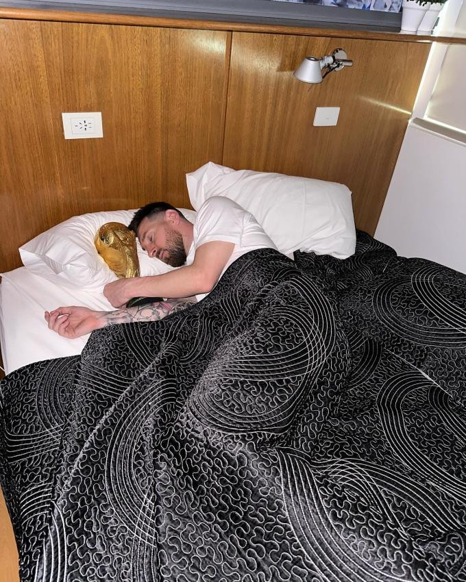 Messi ngủ cùng Cúp vàng World Cup. Messi ngủ cùng Cúp vàng World Cup.