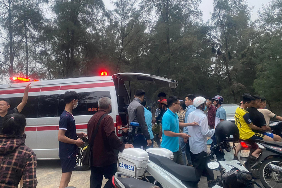 Hiện lực lượng chức năng đã tìm được thi thể 2 cháu và đang nỗ lực tìm học sinh còn lại (Ảnh: Tiến Hiệp). Hiện lực lượng chức năng đã tìm được thi thể 2 cháu và đang nỗ lực tìm học sinh còn lại (Ảnh: Tiến Hiệp).