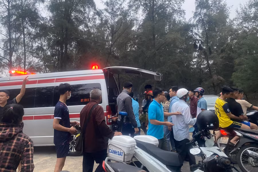 Hiện lực lượng chức năng đã tìm được thi thể 2 cháu và đang nỗ lực tìm học sinh còn lại (Ảnh: Tiến Hiệp).