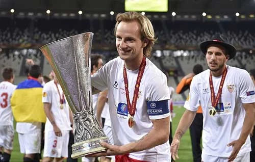 Ivan Rakitic nâng cao cúp vô địch Europa League cùng Sevilla.