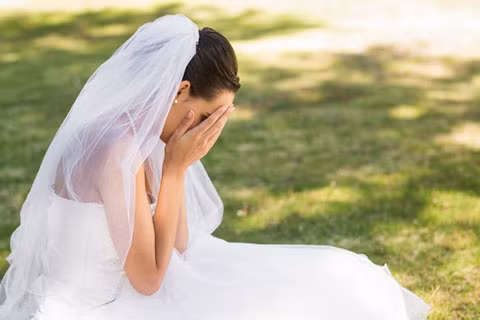 Chết lặng với sự cố bất ngờ ngay giây phút chồng trao nhẫn cưới