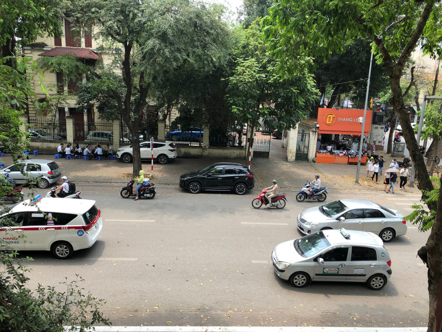 Buổi trưa đường phố Hà Nội thưa thớt người qua lại vì nắng nóng. Buổi trưa đường phố Hà Nội thưa thớt người qua lại vì nắng nóng.