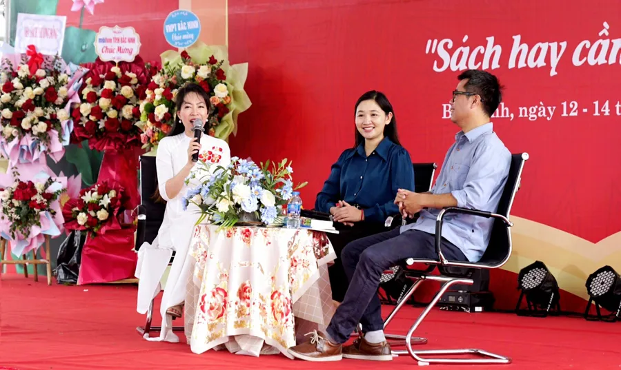 Nhà báo, nhà thơ Lữ Mai (giữa) tại một buổi trò chuyện về sách.