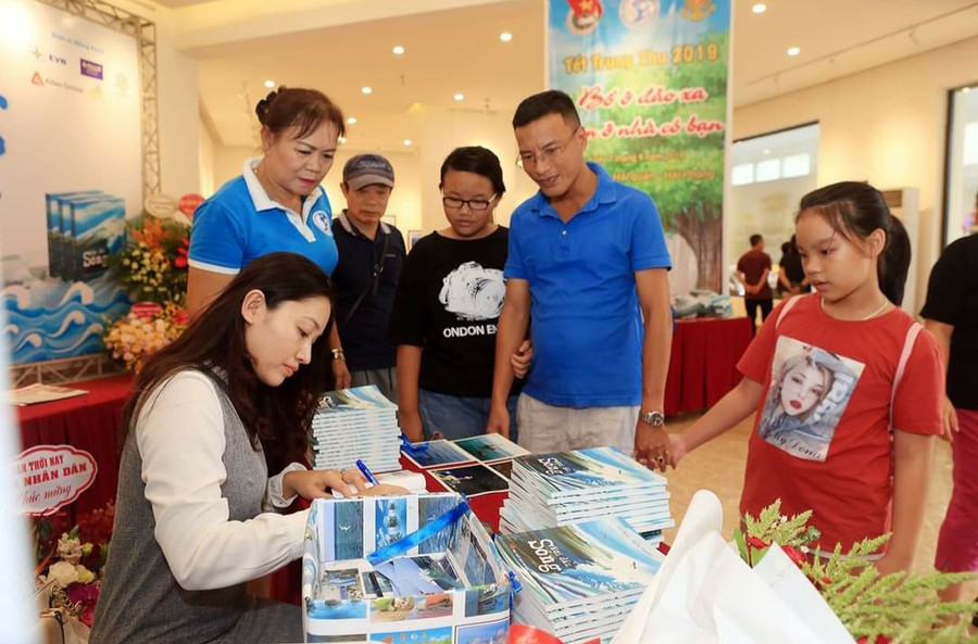 Nhà báo, nhà thơ Lữ Mai ký tặng sách cho bạn nhỏ. Nhà báo, nhà thơ Lữ Mai ký tặng sách cho bạn nhỏ.