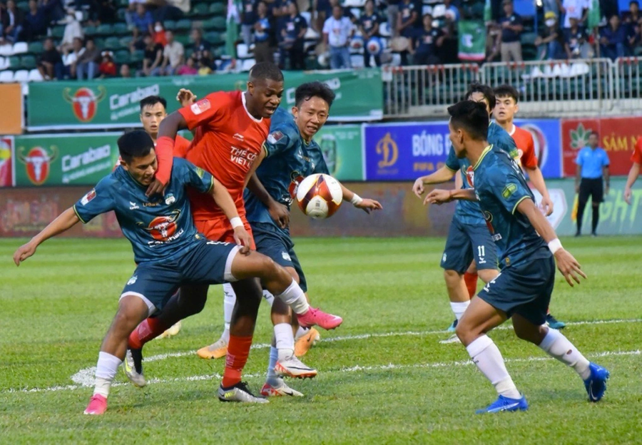 Hoàng Anh Gia Lai của Kiatisuk đang không có phong độ tốt tại V.League 2023-2024. Hoàng Anh Gia Lai của Kiatisuk đang không có phong độ tốt tại V.League 2023-2024.