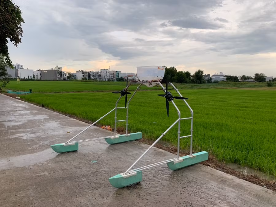 Máy nông nghiệp Airboots dùng phun thuốc, bón phân và gieo hạt.