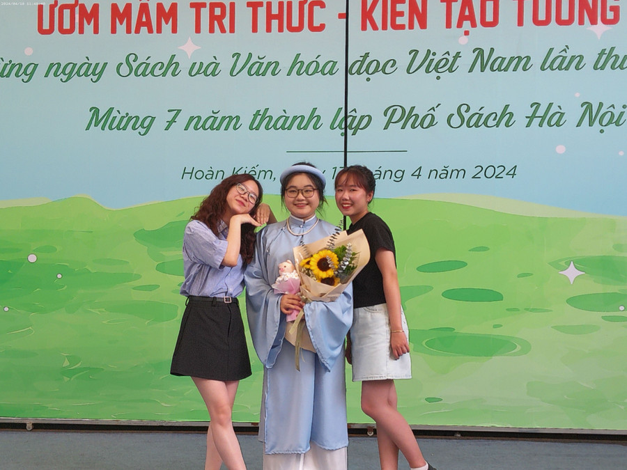 Tác giả Việt Chi (giữa) giao lưu cùng độc giả tại sự kiện ra mắt tiểu thuyết &apos;Như Sơ&apos; - talkshow &apos;Một thế hệ, một tiếng nói&apos;. Ảnh: NVCC.