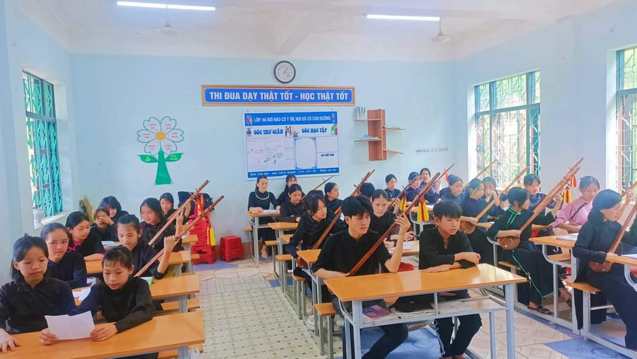 Bình Liêu tích cực mở các lớp truyền dạy hát then - đàn tính cho học sinh tại các trường học. Ảnh: T.H