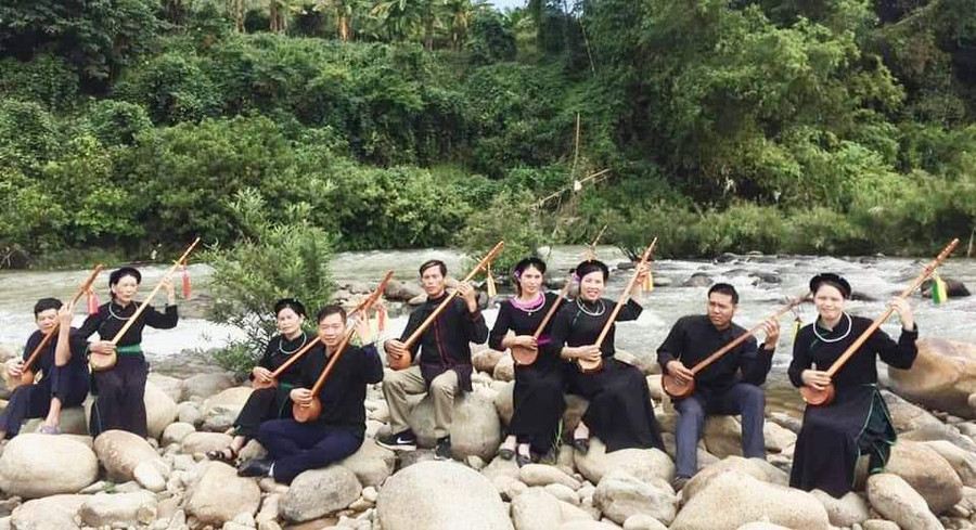 Hát then bên bờ suối của người Tày huyện miền núi Bình Liêu. Ảnh. T.H