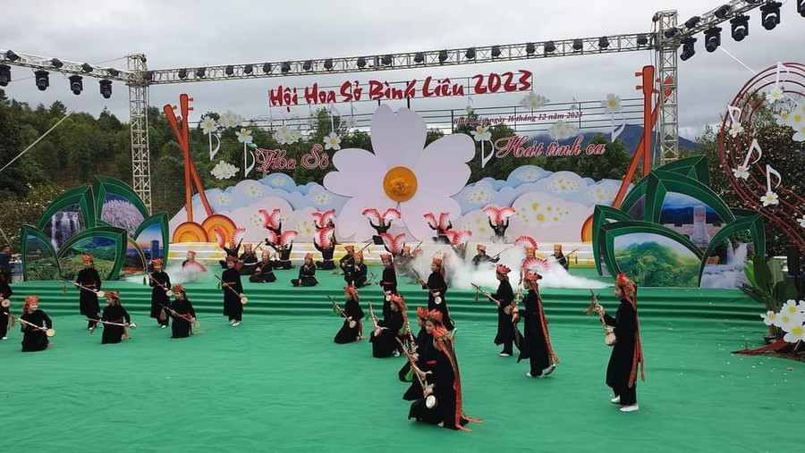 Hát then tại Lễ hội Hoa sở năm 2023. Ảnh: T.H