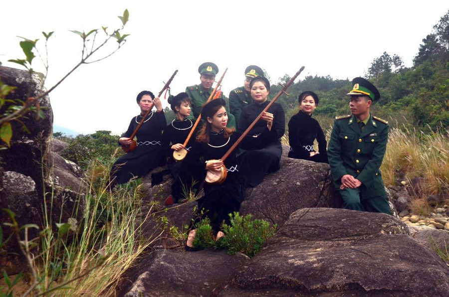 Thiếu nữ Tày hát then cùng Bộ đội Biên phòng. Ảnh: T.H