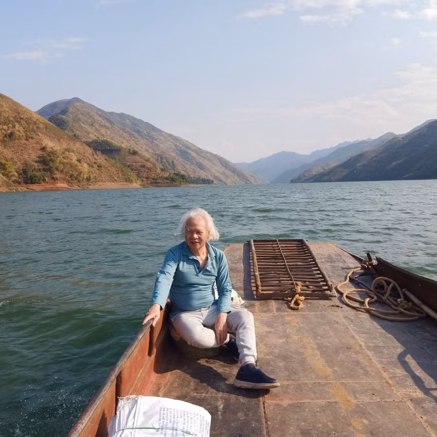 PGS.TS Cao Đình Triều trong chuyến khảo sát trượt lở đất tại bản Ngậm, Sơn La, năm 2022.